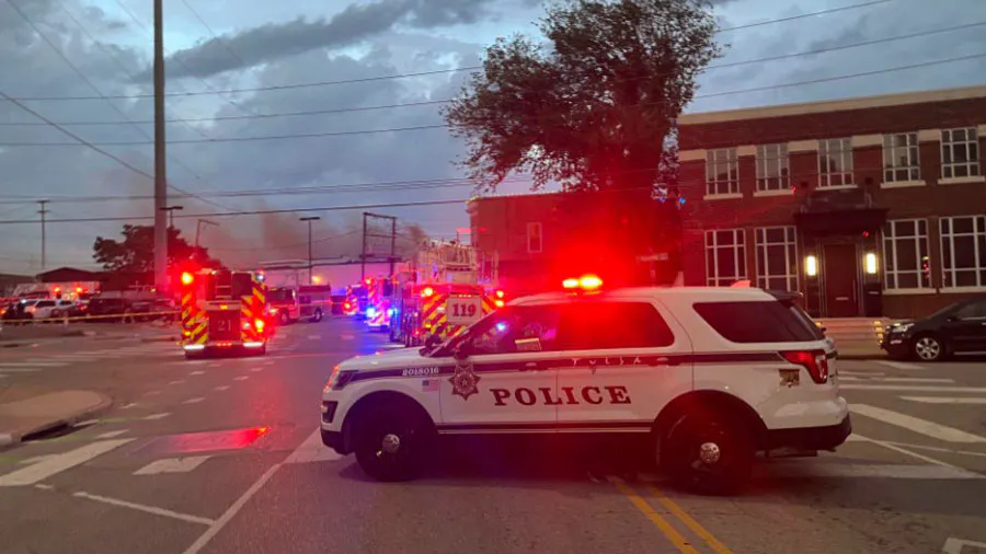 Un incendio de cuatro alarmas daña el restaurante Hodges Bend y Lowood en el centro de Tulsa